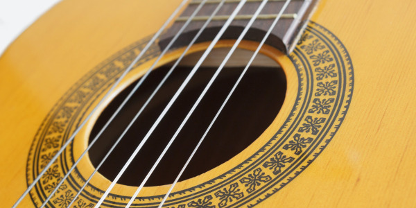 Comment monter des cordes nylon sur une guitare classique